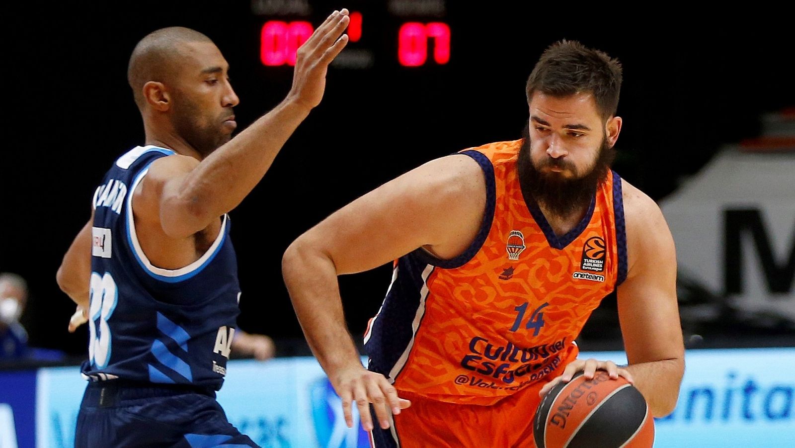 El pívot montenegrino del Valencia Basket Bojan Dubljevic (d) intenta superar a Jayson Granger, del Alba Berlín.