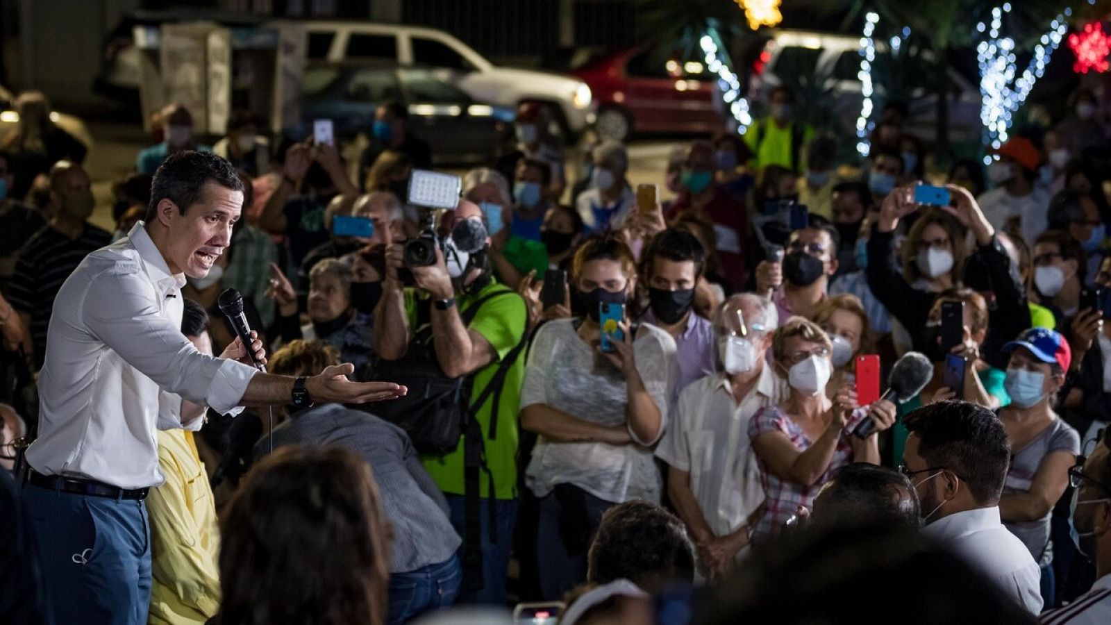 El presidente de la Asamblea Nacional de Venezuela, Juan Guaidó, asiste a una asamblea ciudadana en Caracas