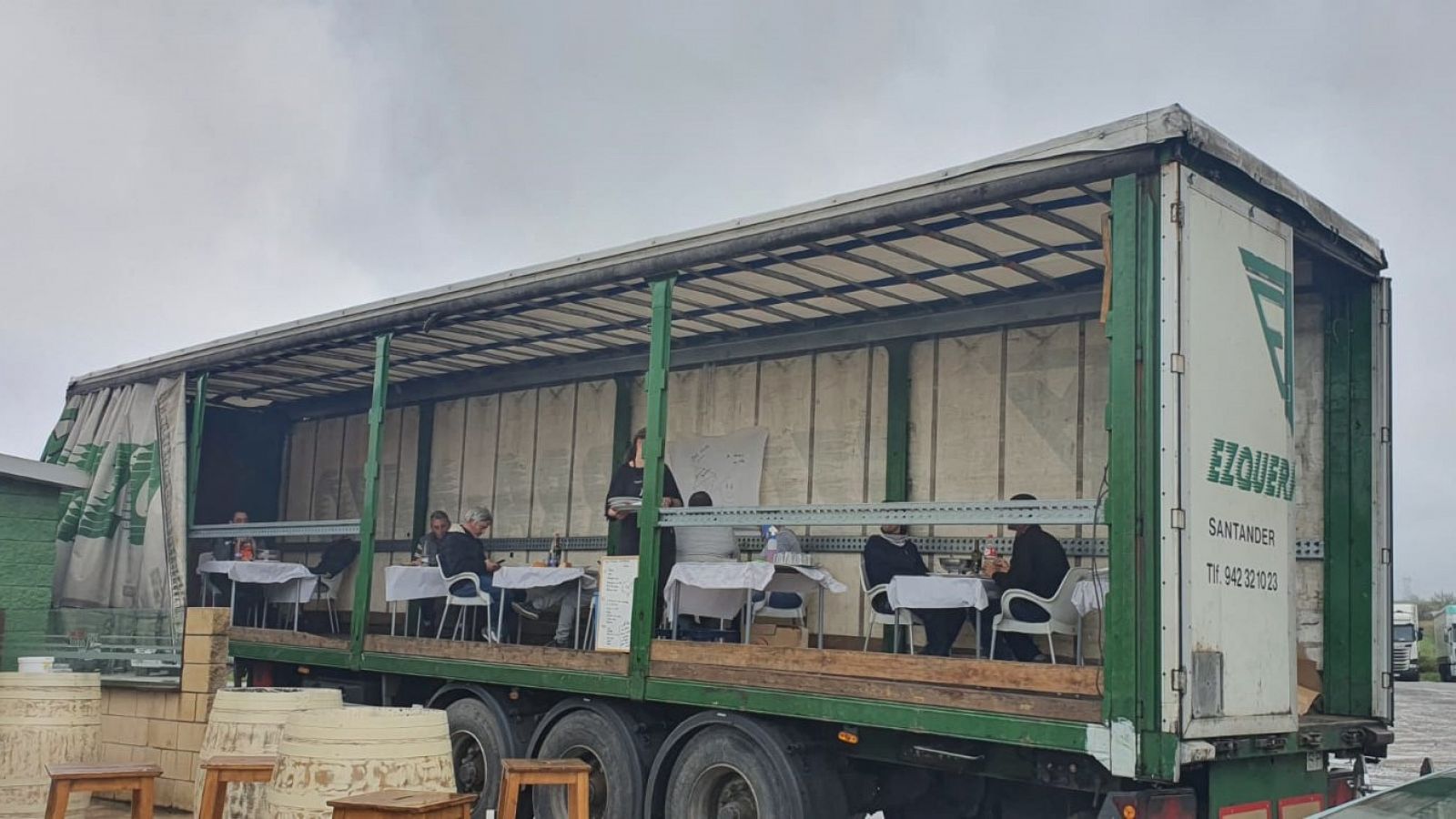 Un camión sirve de improvisado comedor en un bar de Cantabria, cercano al mayor centro logístico