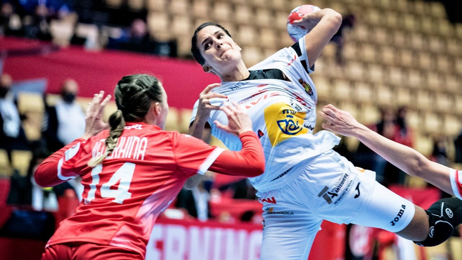 Almudena Rodríguez lanza a portería en el partido inaugural contra Rusia.
