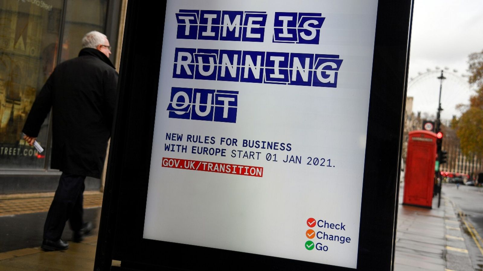 Un cartel electrónico muestra un mensaje de información del gobierno británico que aconseja a las empresas que se preparen para el 'Brexit', en Londres, Reino Unido.