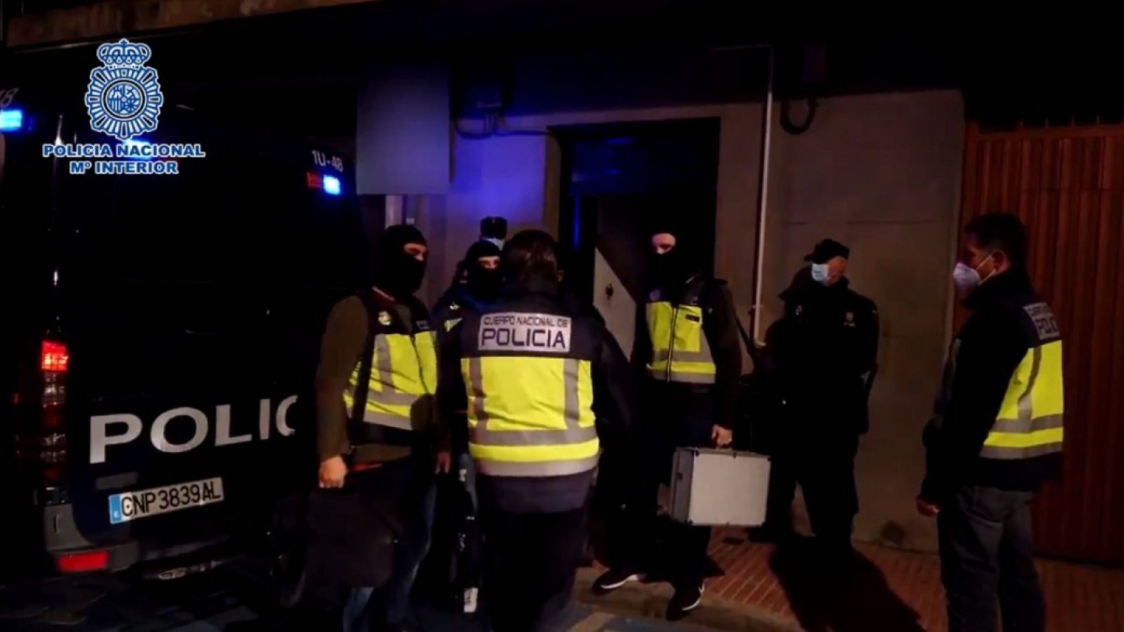 Agentes de policía durante la detención del imán en Getafe, Madrid