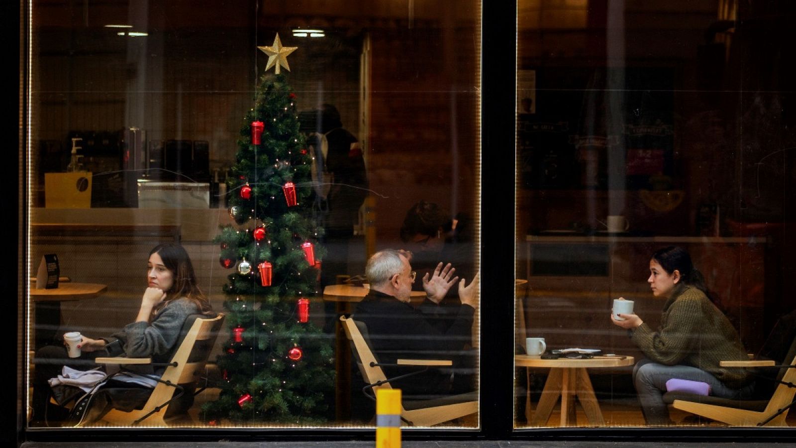 Varias personas toman café en una cafetería del centro de Barcelona.