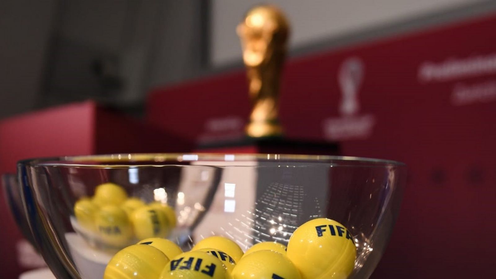 Imagen de los bombos del sorteo de la FIFA para el Mundial de Catar.
