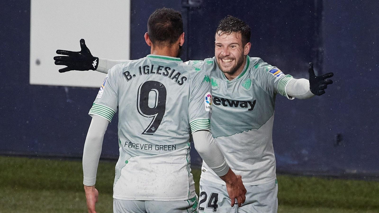 Aitor Ruibal y Borja Iglesias celebran el primer gol bético en El Sadar.