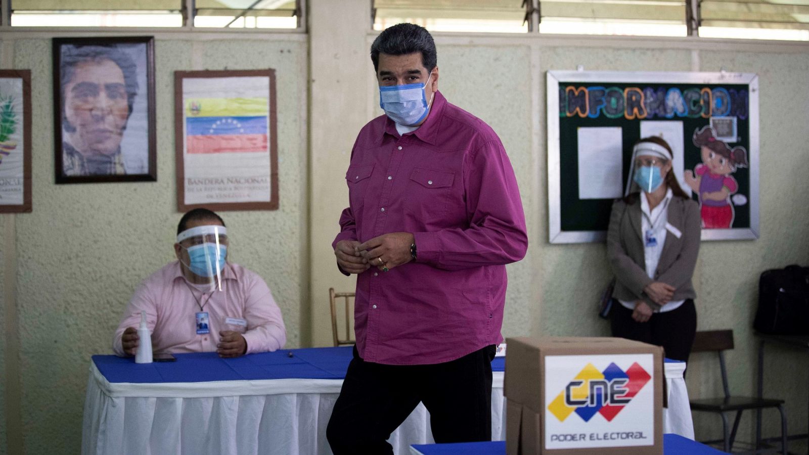 El presidente venezolano, Nicolás Maduro, vota en un centro electoral de Caracas