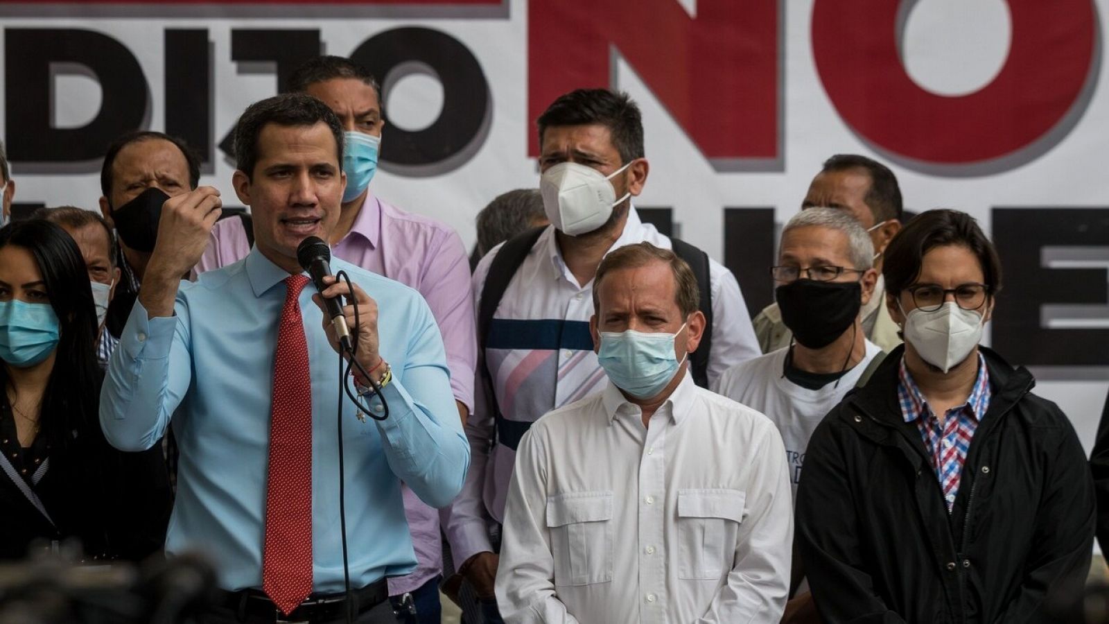 El jefe del Parlamento de Venezuela, Juan Guaidó (i), ofrece declaraciones a periodistas en Caracas