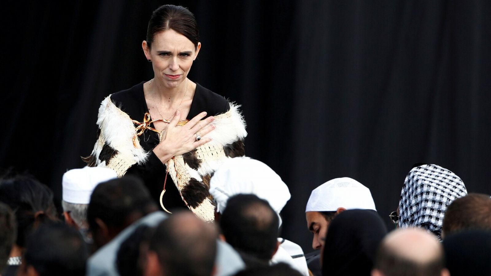 Jacinda Ardern hace un gesto a los familiares de las víctimas de los ataques a las mezquitas