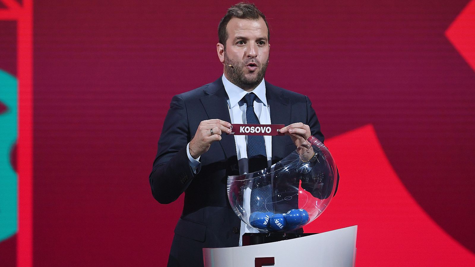 Rafael van der Vaart muestra la elección de Kosovo durante el sorteo.