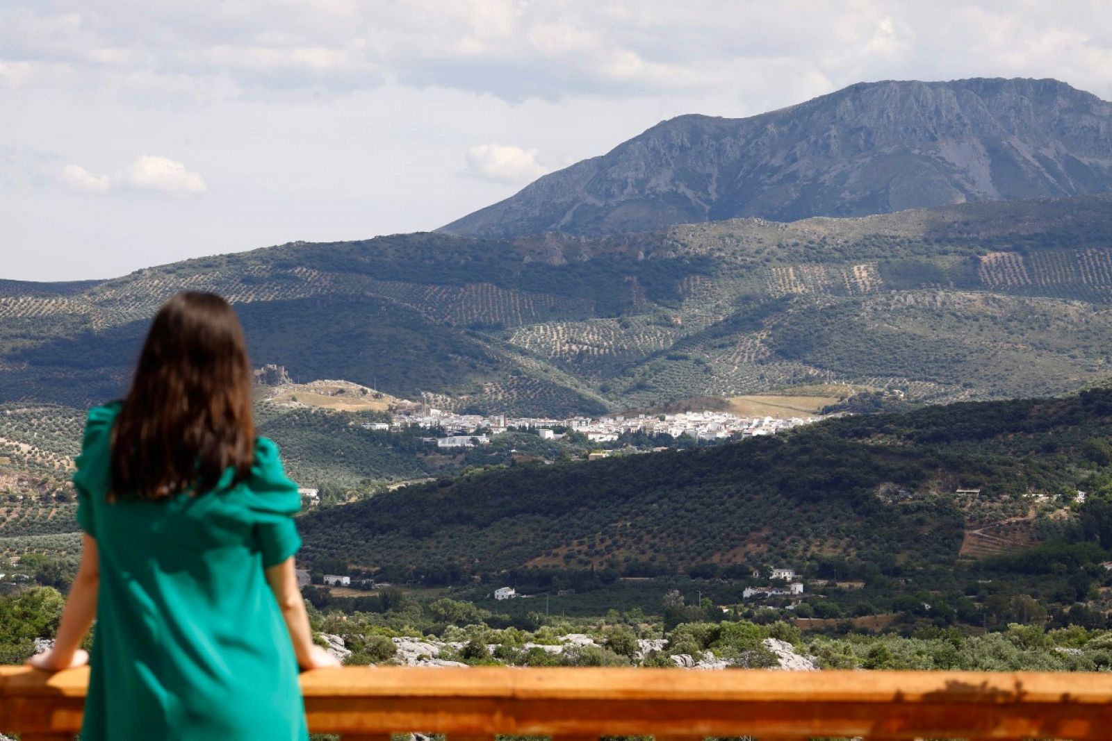 Una mujer se asoma a la terraza en una casa rural en Córdoba