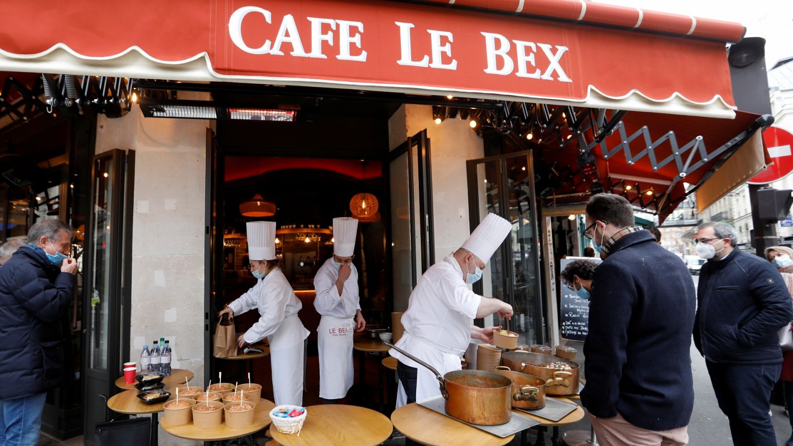 Un chef sirve comida en una calle de París