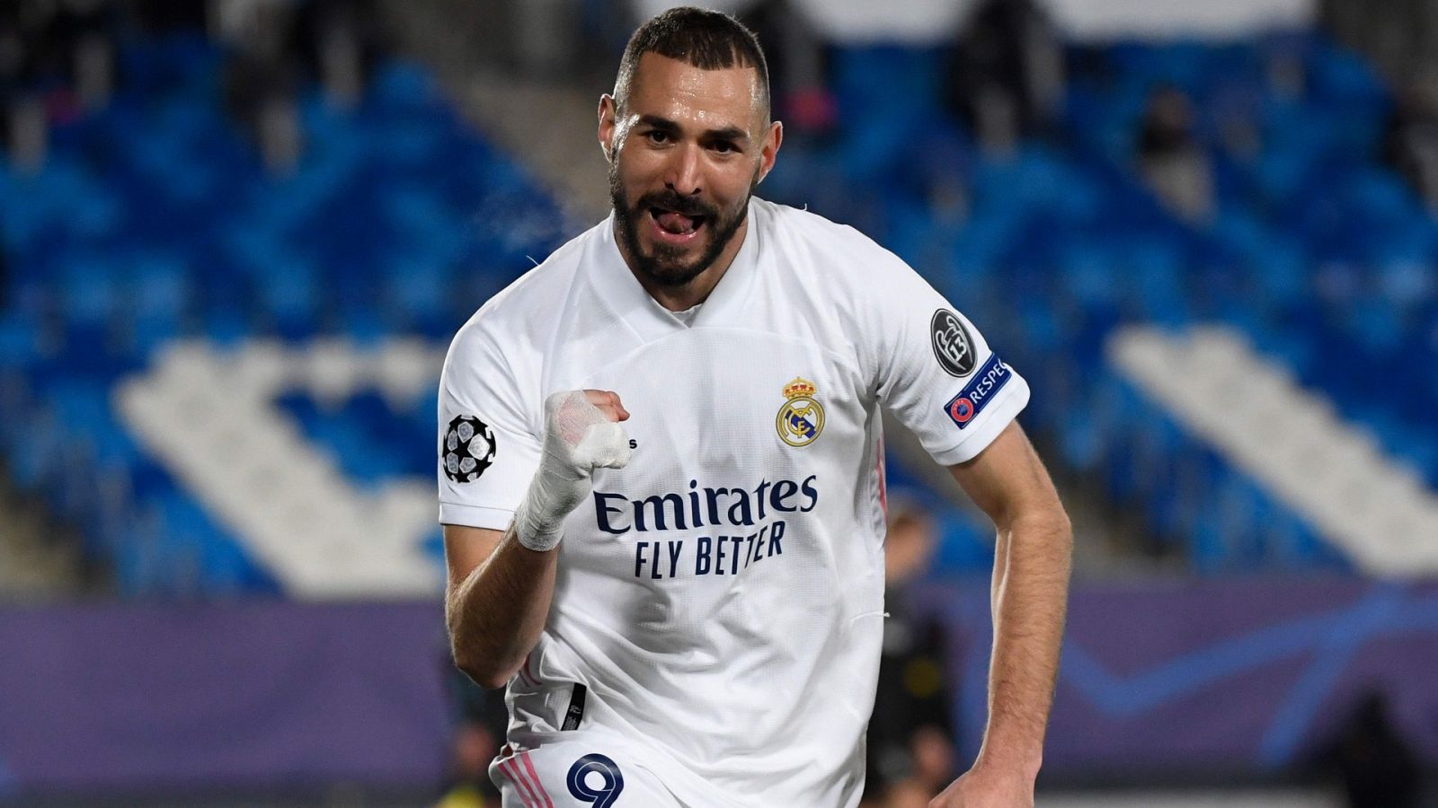 Karim Bemzena celebra uno de sus goles al Monchengladbach.