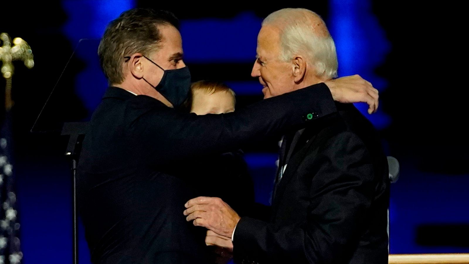 Joe Biden abraza a su hijo Hunter Biden tras su victoria electoral