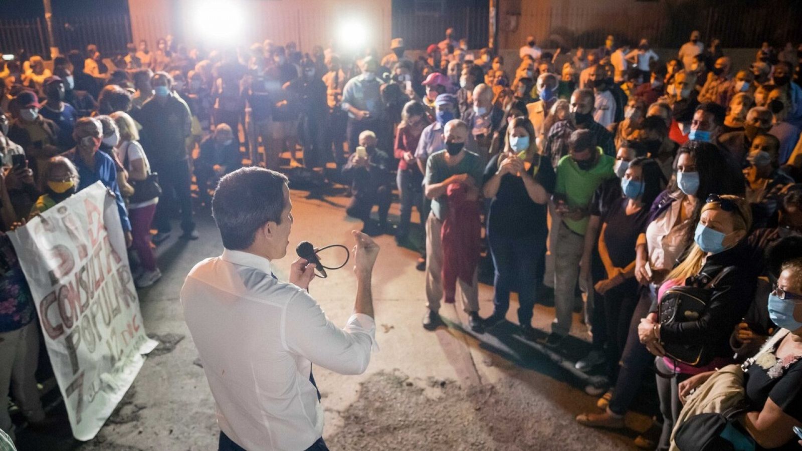 El líder opositor venezolano Juan Guaidó (c) sale a las calles para promover la consulta popular