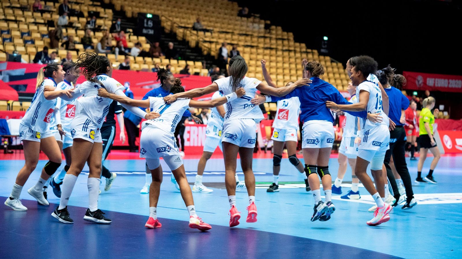 Las jugadoras de la selección francesa de balonmano celebran la victoria ante Dinamarca