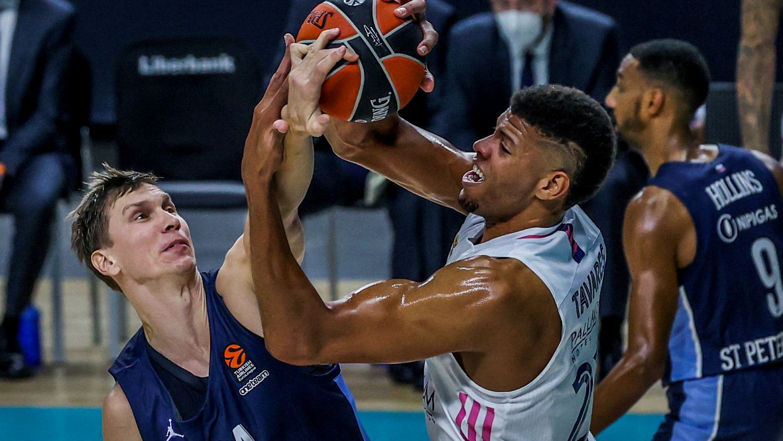 El pívot caboverdiano del Real Madrid Edy Tavares lucha con Anton Pushkov, del Zenit San Petersburgo.