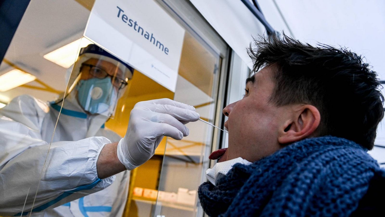 Un sanitario alemán hace una prueba de COVID-19 a un hombre en Berlín