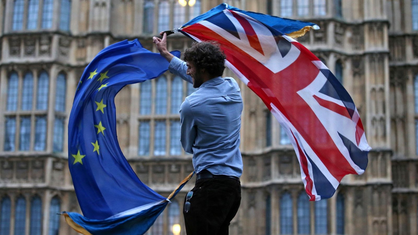 Banderas del Reino Unido y la Unión Europea frente al Parlamento británico