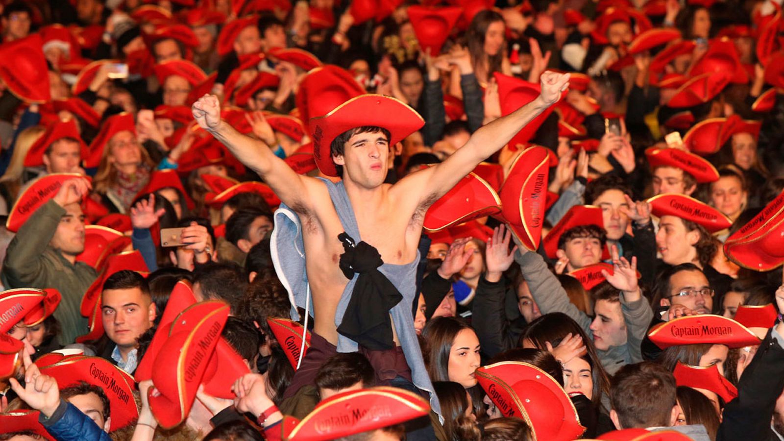 Jóvenes en el 'Fin de Año Universitario' en la Plaza Mayor de Salamanca en el año 2018