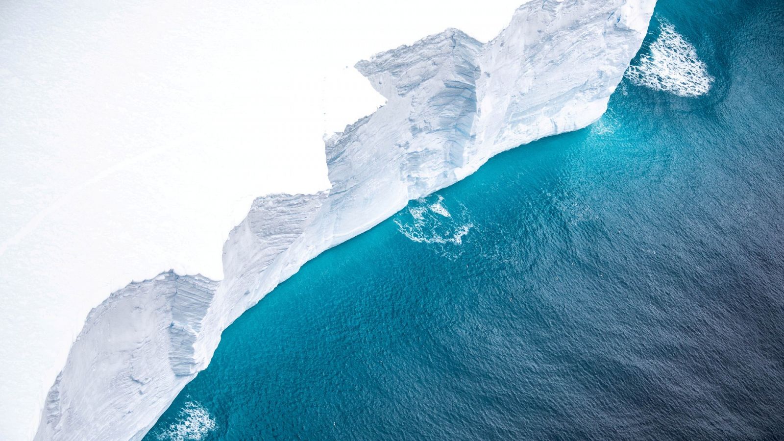 El iceberg gigante A-68A visto desde un avión de reconocimieno de la Real Fuerza Aérea británica