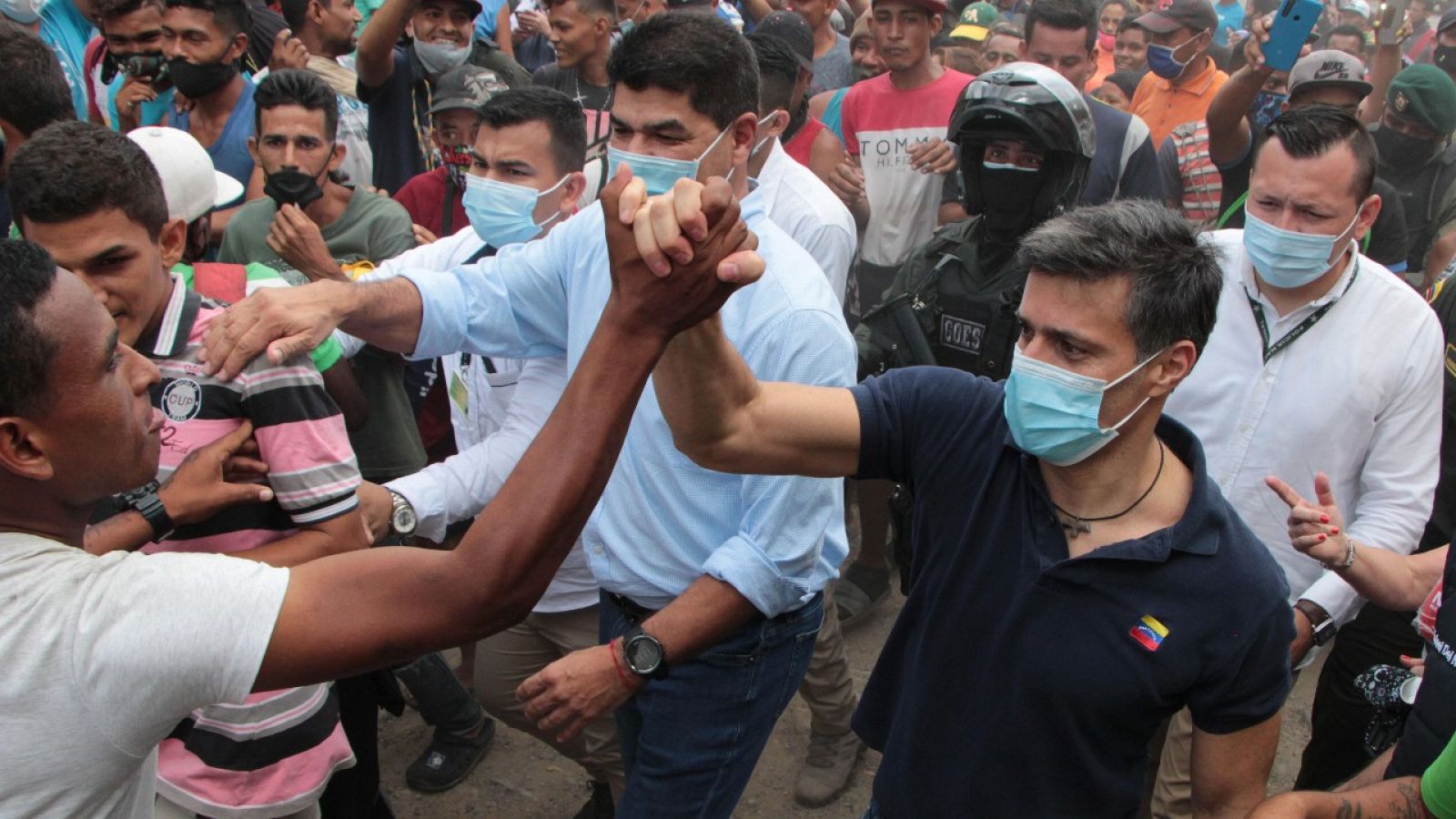 El líder opositor venezolano Leopoldo López saludando a ciudadanos de su país en el sector de La Parada, punto fronterizo con Venezuela aledaño a la ciudad de Cúcuta, Norte de Santander (Colombia).