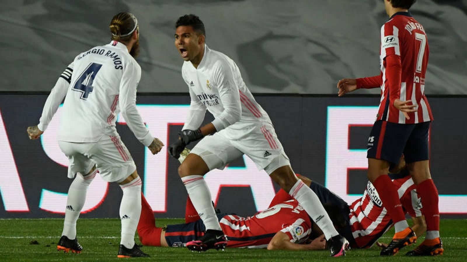 Primera derrota del Atlético en liga, cae en el derbi y cede el primer puesto a la Real Sociedad. Primera derrota del Atlético en liga, cae en el derbi y cede el primer puesto a la Real Sociedad.