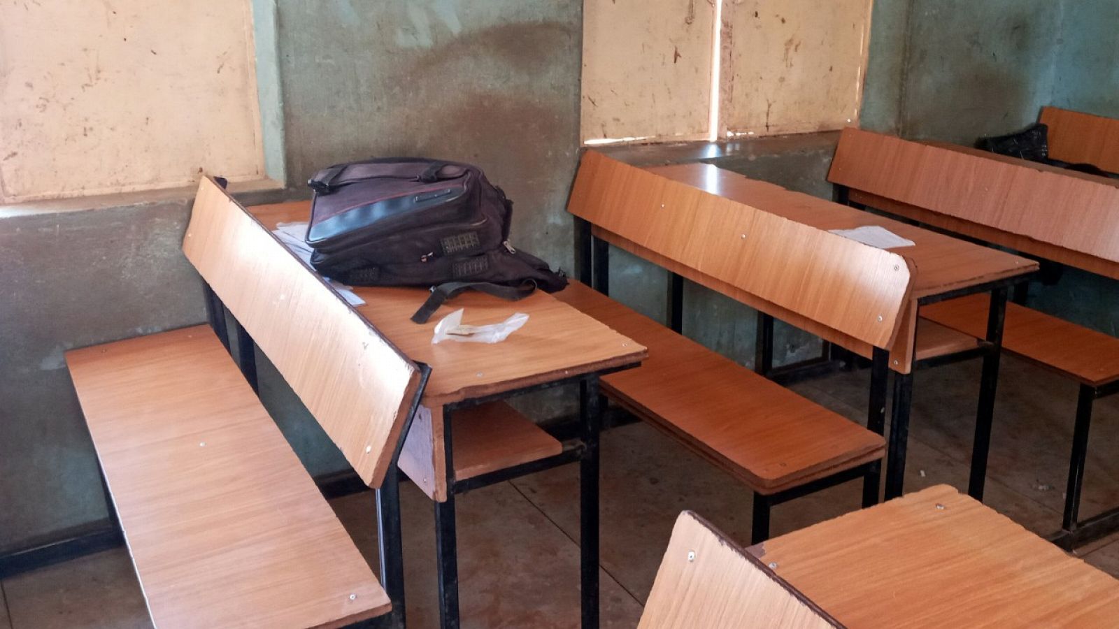 Una mochila sobre una mesa de la escuela de Katsina, estado noroccidental de Nigeria, donde el viernes 11 de diciembre de 2020 se produjo el ataque.
