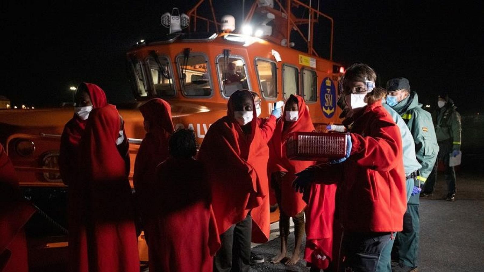 Llegada al puerto de Motril de las 48 personas tras ser rescatadas por la embarcación de Salvamento Marítimo