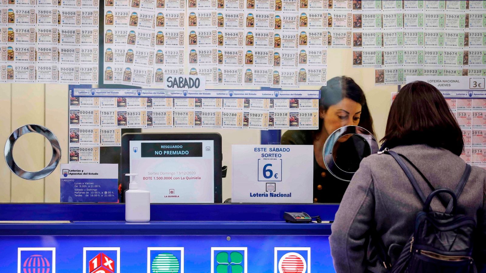 Una mujer adquiere Lotería en una administración de Valencia