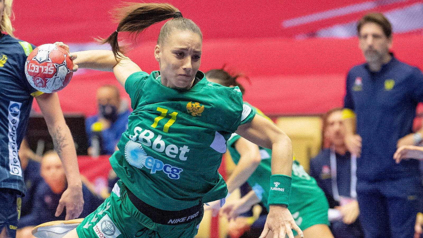 La jugadora Bobana Klikovac, de Montenegro, durante un partido del Europeo de Dinamarca.