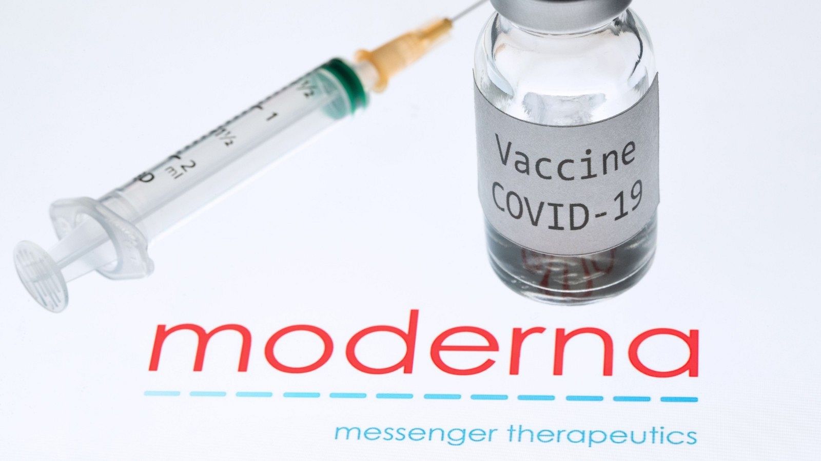 El logotipo de la farmaceutica Moderna, junto a un frasco de vacuna, en una imagen de archivo. 