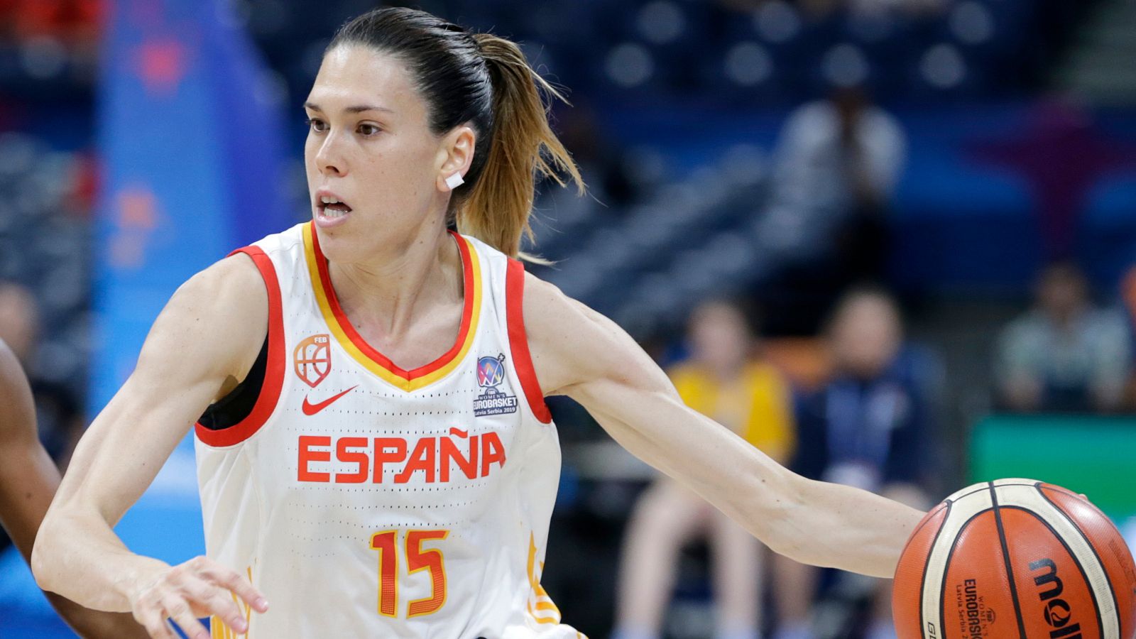 Anna Cruz con la pelota en el Eurobasket 2019