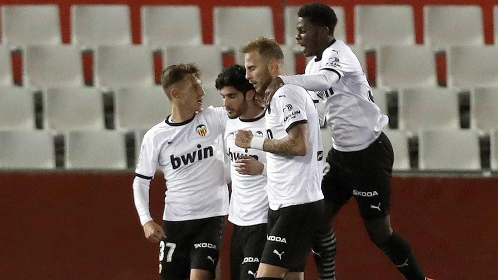 El extremo portugués del Valencia FC, Gonçalo Guedes (c), celebra con sus compañeros tras marcar un gol ante el Terrasa FC.