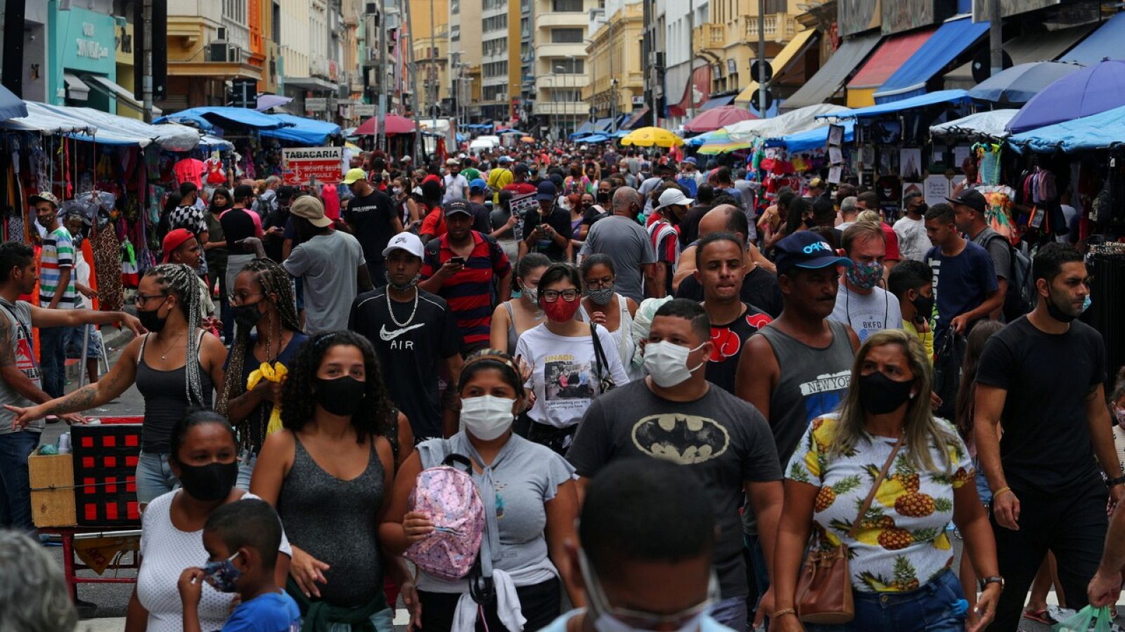 Gente pasea por una calle comercial de Sao Paulo