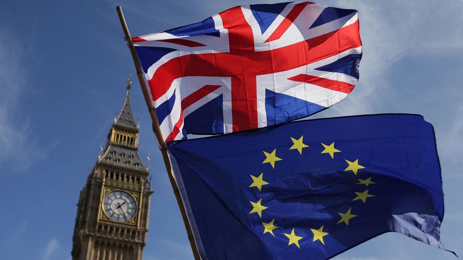La bandera británica y la europea, frente al Big Ben en Londres