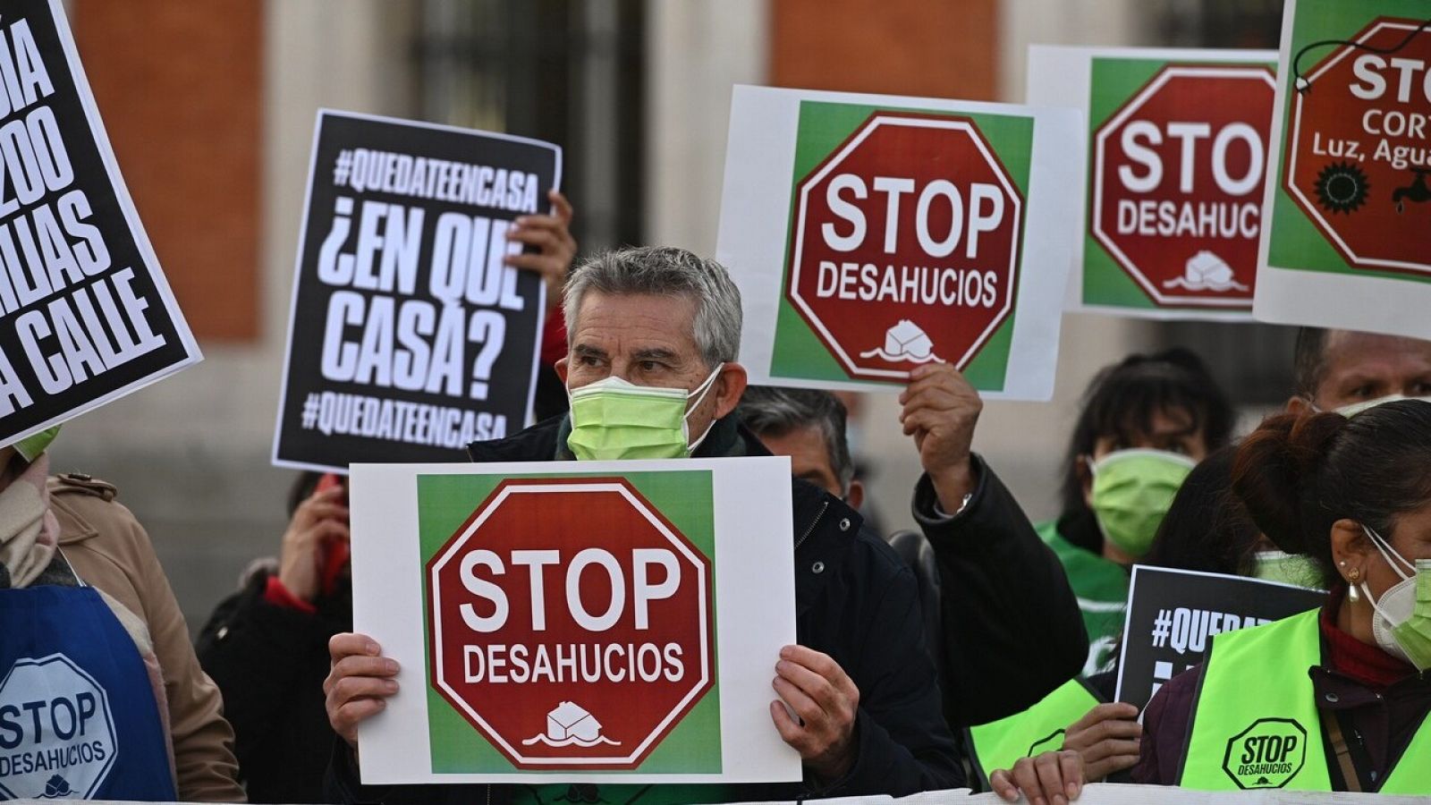 Varios activistas de la Coordinadora de Vivienda de Madrid en una manifestación para solicitar la paralización de los desahucios.