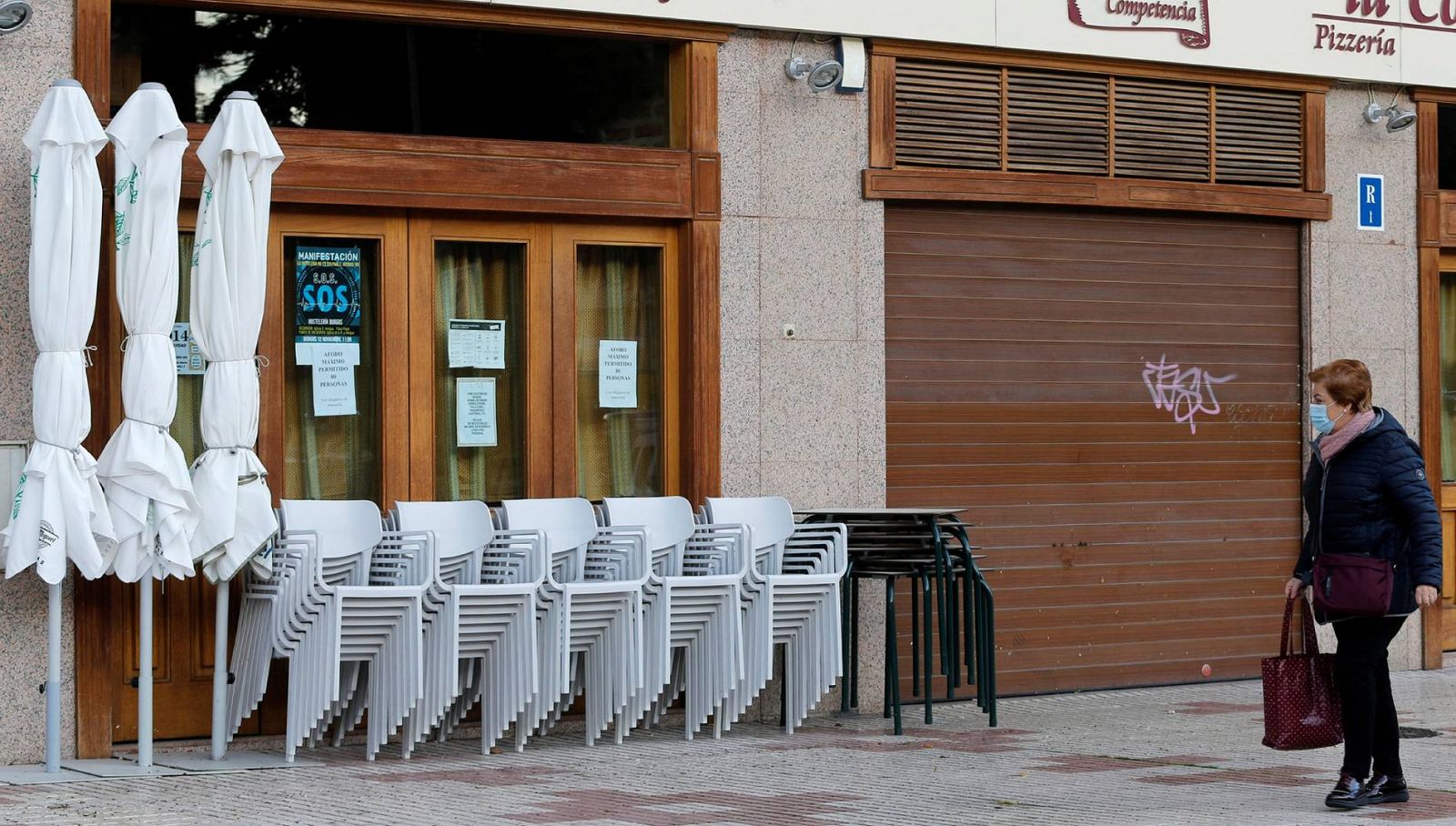 Vista de un bar de Burgos cerrado por las restricciones para frenar los contagios
