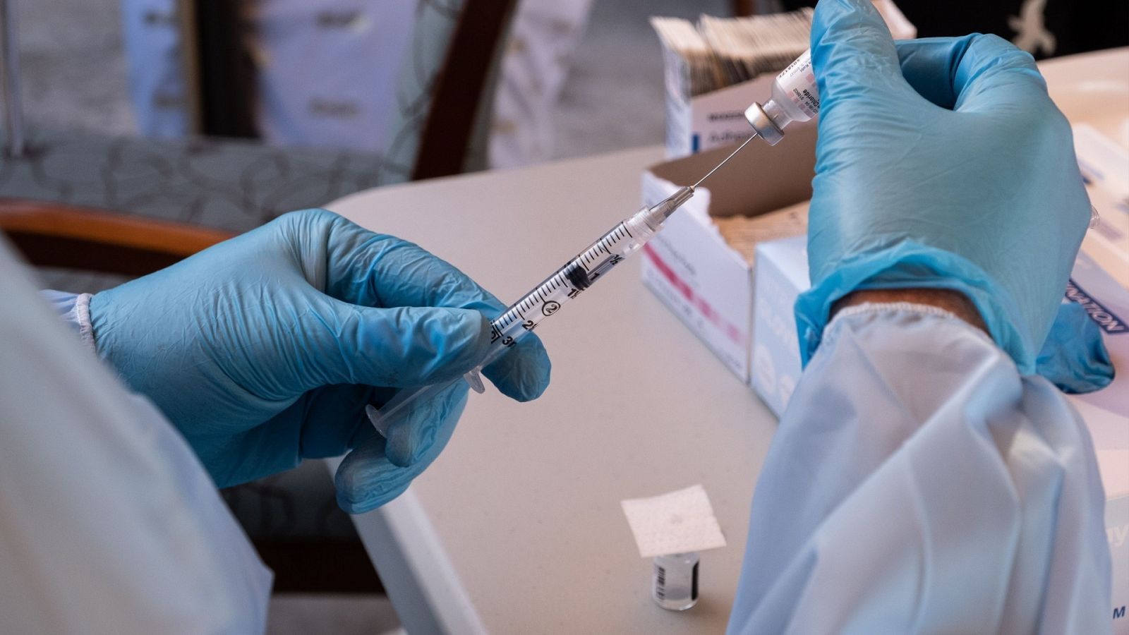 Un sanitario prepara una jeringuilla con una dosis de la vacuna de Pfizer contra el coronavirus.