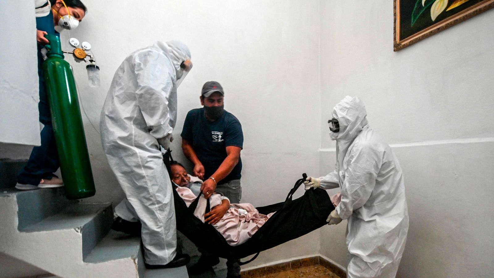 Dos sanitarios trasladan a un hombre con coronavirus a un hospital en Ciudad de México