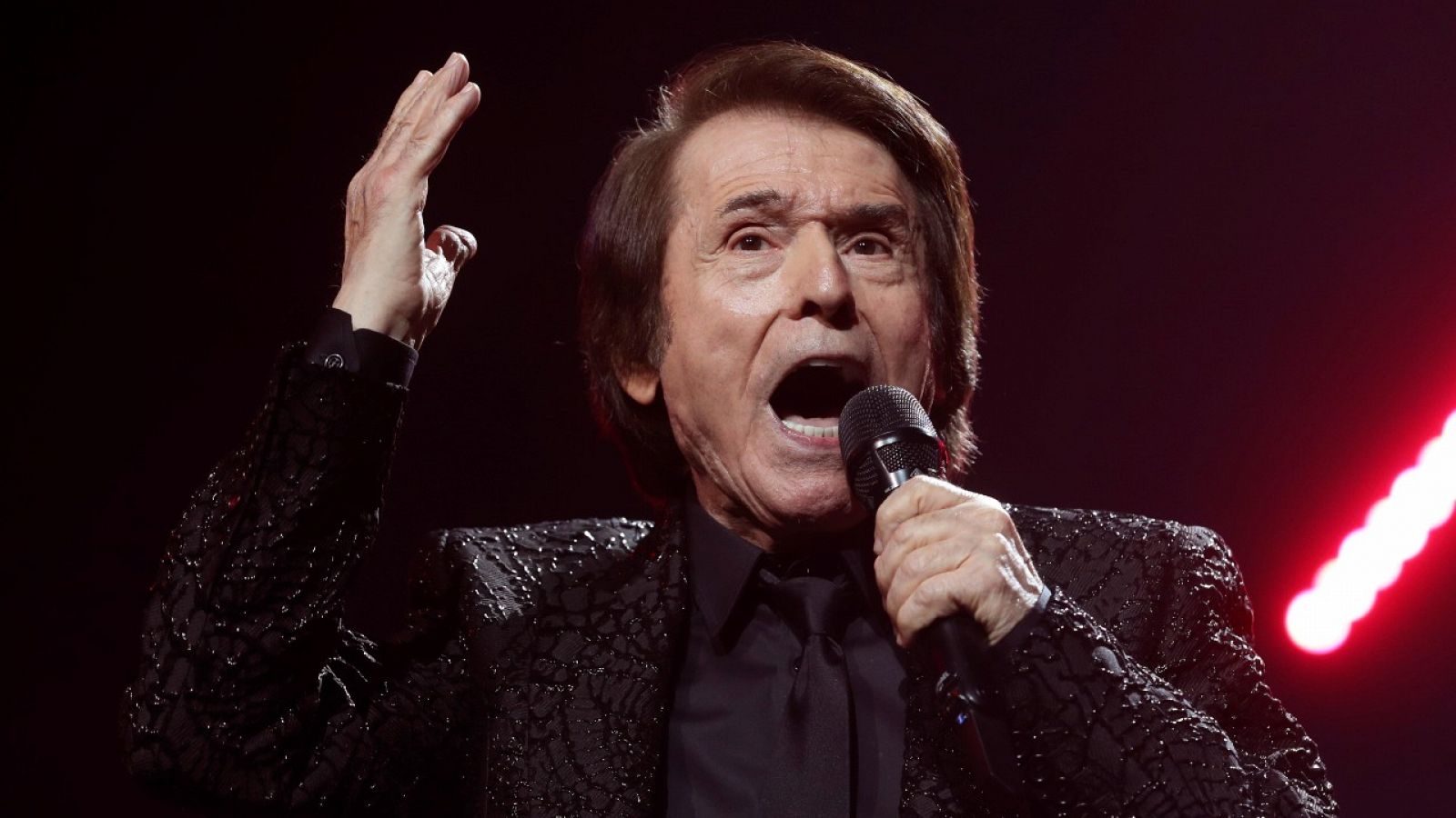 El cantante Raphael, durante el concierto para celebrar 60 años de carrera, en el Wizink Center de Madrid el sábado 19 de diciembre de 2020.