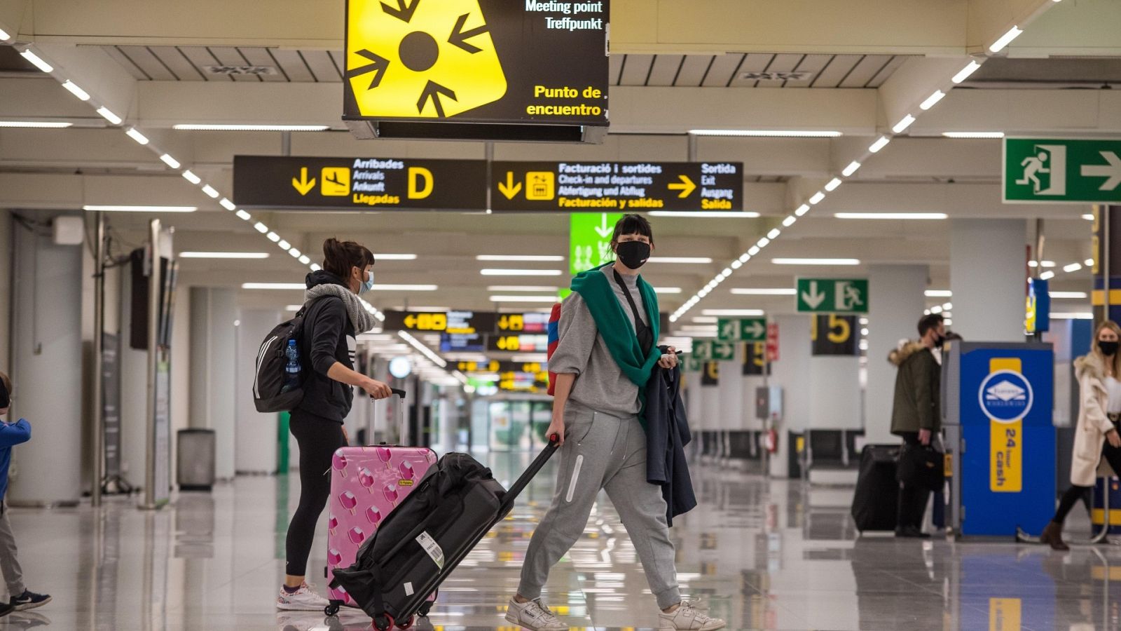 Viajeros caminan por la terminal de llegadas del aeropuerto de Palma.