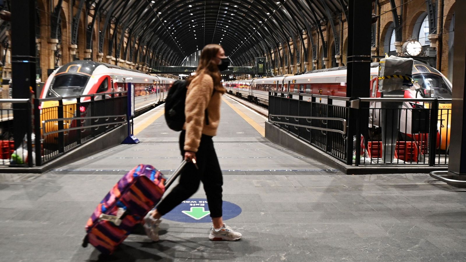 Un pasajero transita por la estación de King Cross, en Londres.