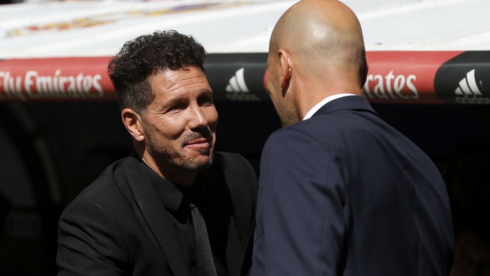 Imagen de archivo de Simeone y Zidane saludándose antes de un partido.