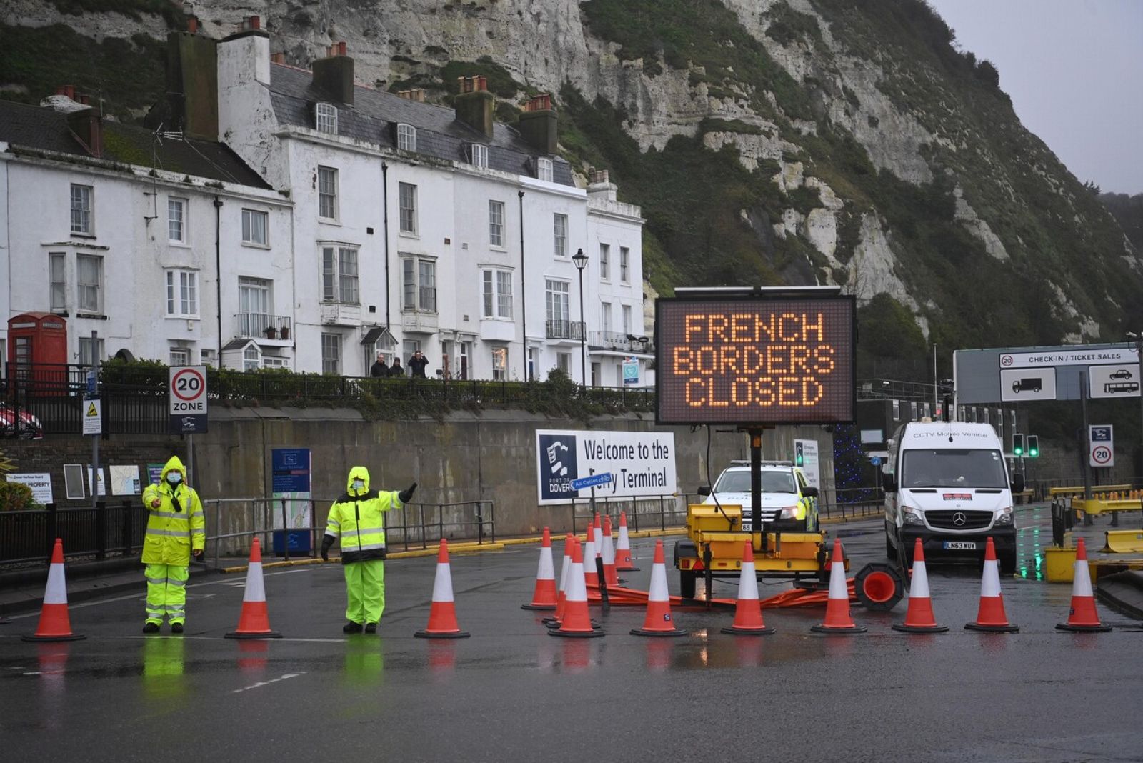 Francia reabre las fronteras con el Reino Unido pero exigirá test anti-covid