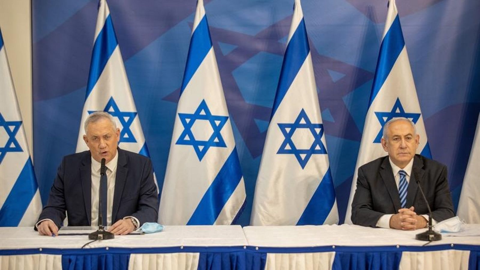 Benny Gantz (i) y Benjamin Netanyahu (d)
