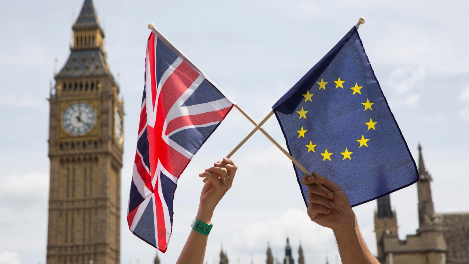 La bandera británica y la europea, frente al Parlamento en Londres