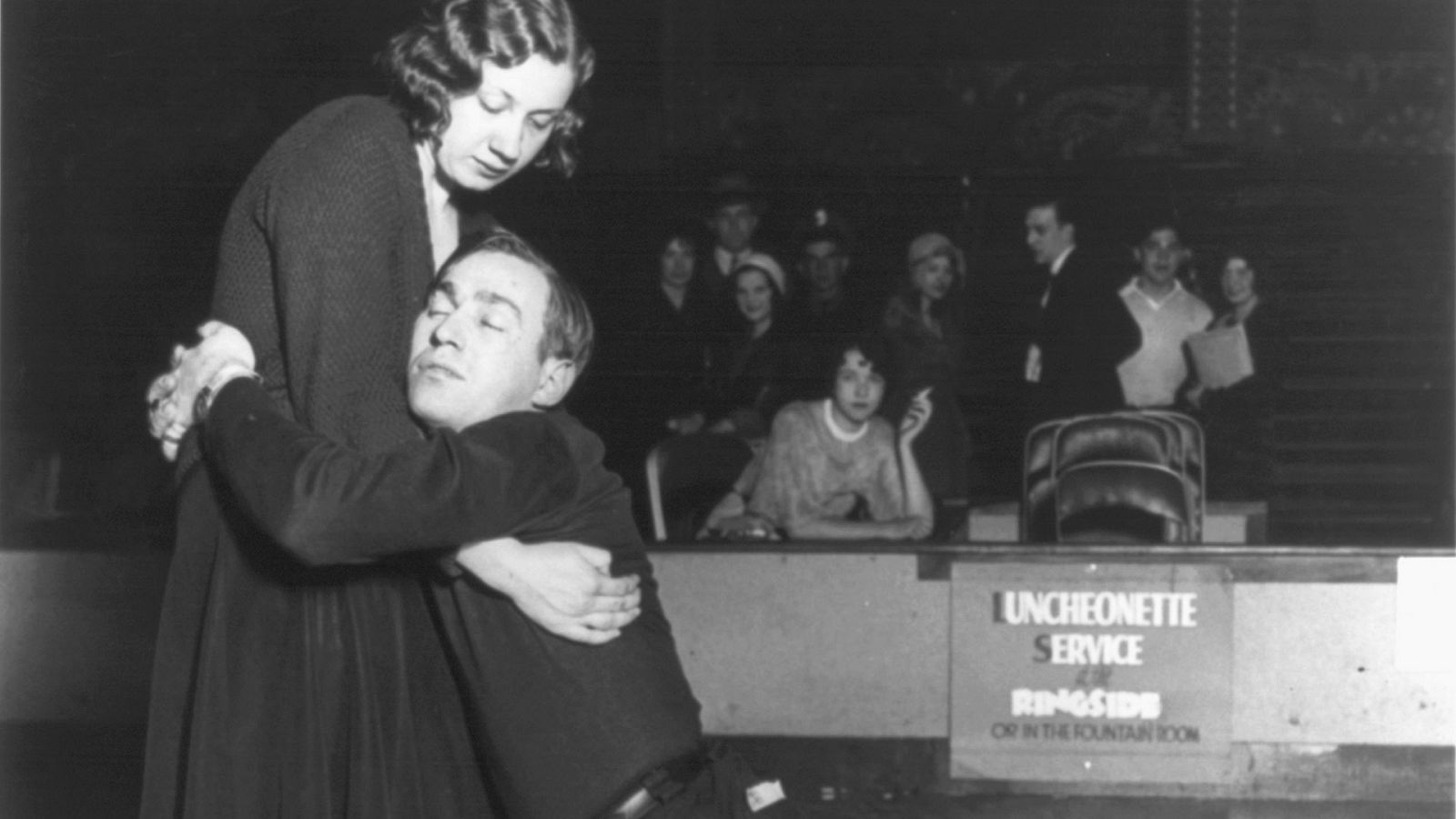 Ann Lawanick sujeta a su compañero Jack Ritof al quedarse este dormido durante la maratón en el Merry Garden Ballroom de Chicago (1930).