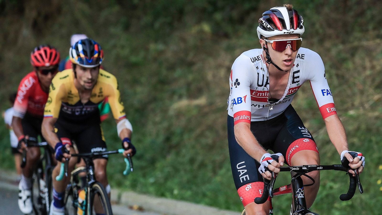 Imagen de los eslovenos Tadej Pogacar y Primoz Roglic durante el Tour de Francia 2020.