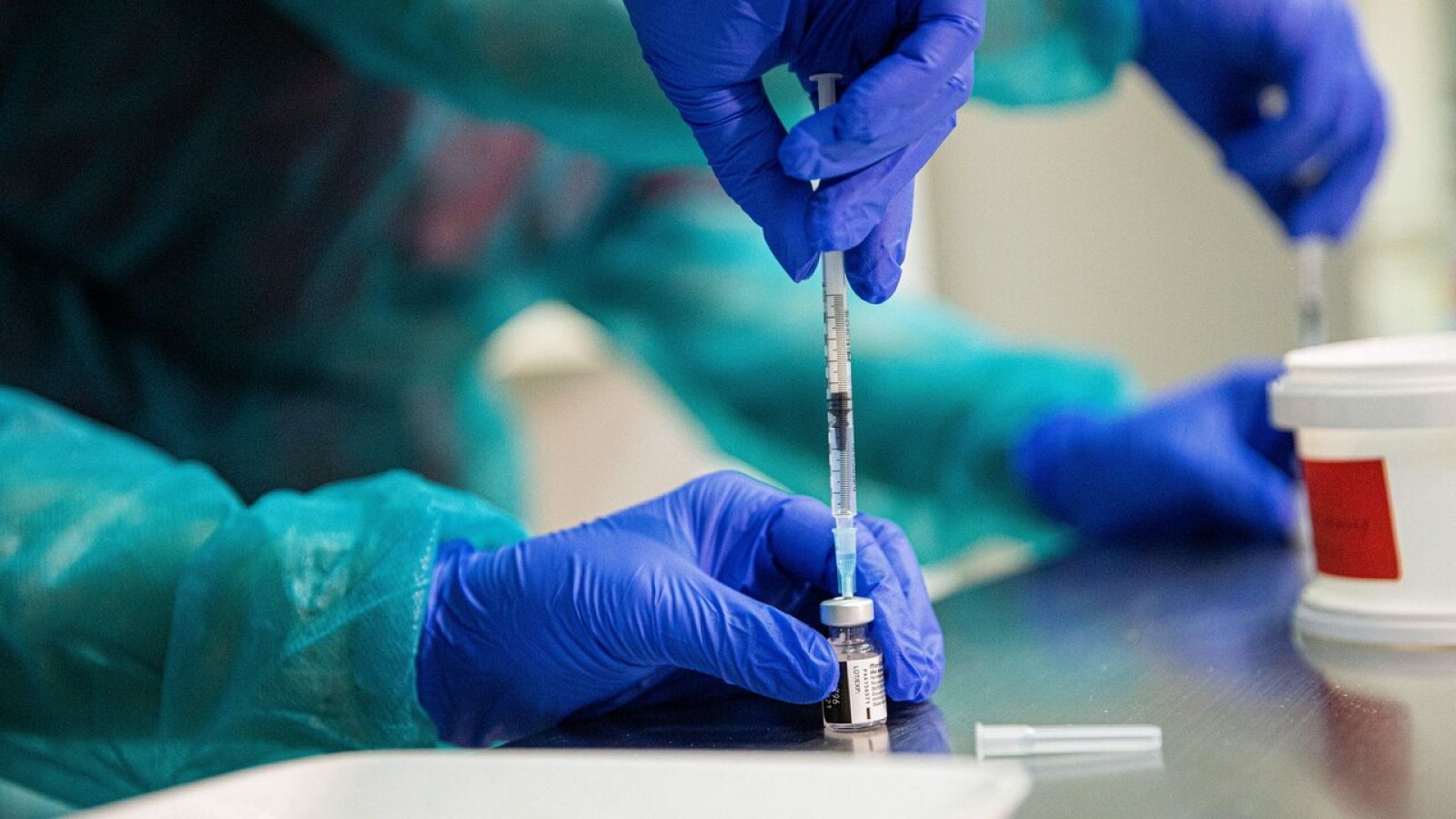 Un sanitario prepara una vacuna en el hospital de Nitra, Eslovaquia