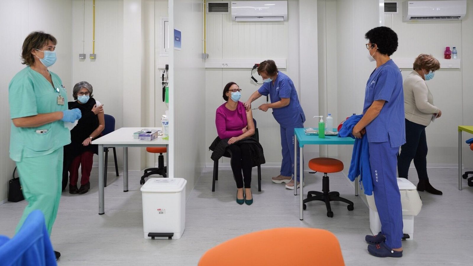 Trabajadores de la salud reciben la vacuna de Pfizer/BioNTech contra la COVID-19 en el Hospital Central Universitario en Coimbra (Portugal). EFE/SERGIO AZENHA